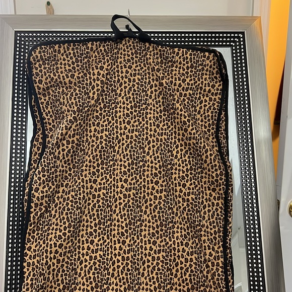 ANIMAL PRINT GARMENT HOLDER 39” x 22” - Picture 4 of 8